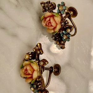 Vintage BEAUTIFUL screw pin earrings